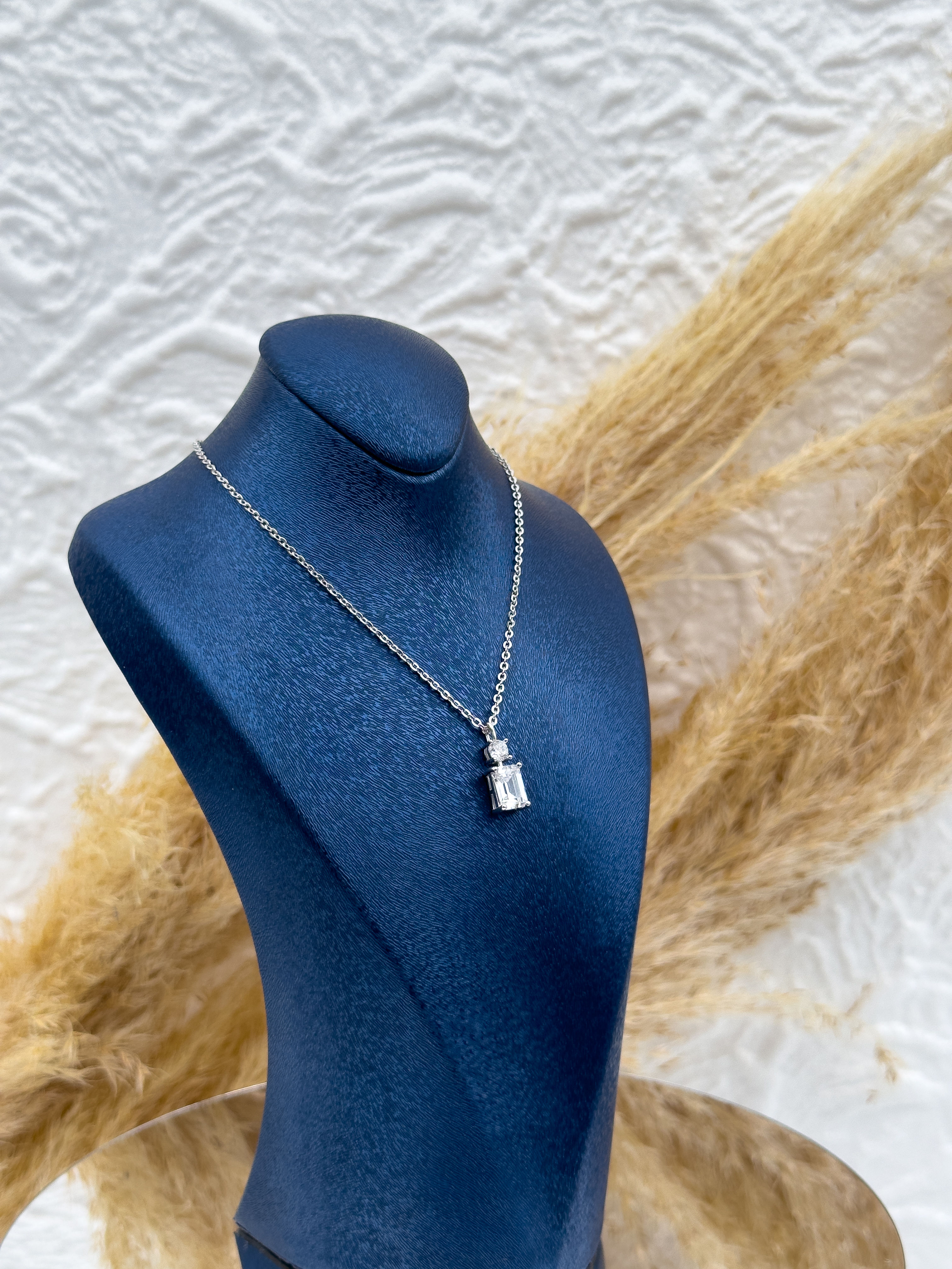 925 Ayar Gümüş Baget Taşlı Özel Tasarım Kadın Kolye – Zarif & Şık Hediyelik